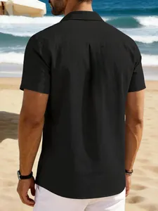 Vue arrière détaillée d'une chemise décontractée en lin noir pour homme à la plage