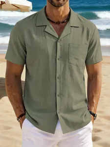 Gros plan d'une chemise à manches courtes en lin vert olive pour homme à la plage