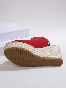 Detailansicht der roten Keilsandaletten aus Wildleder mit geflochtenem Plateau und Gummisohle