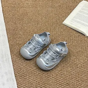 Sandales en mesh respirant pour enfants avec bout fermé pour la plage et les sports.