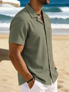 Détail d'une chemise décontractée en lin vert olive pour homme à manches courtes