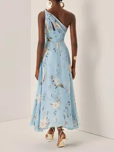 Vue arrière d'une robe longue en mousseline bleue à fleurs avec une seule épaule.