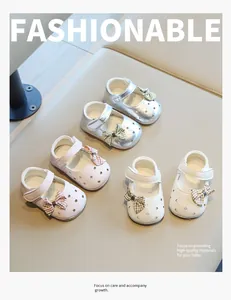 Zapatos Mary Jane suaves para bebés en plata rosa y blanco con bonitos detalles de lazos