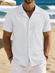 Vue détaillée d'une chemise décontractée pour hommes en coton et lin blanc sur la plage