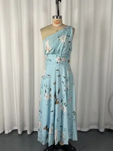 Élégante robe longue en mousseline à une épaule avec imprimé floral bleu clair