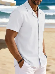 Vue détaillée d'une chemise pour homme à manches courtes en coton et lin à la plage