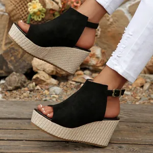 Schwarze Wildleder Keilsandaletten für Damen mit Peep-Toe und hoher Plateausohle