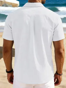 Vue arrière d'une chemise en lin blanc à manches courtes pour homme sur la plage.