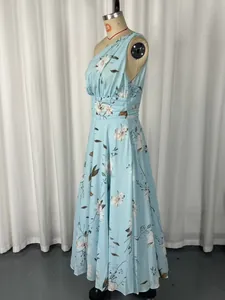 Vue détaillée d'une élégante robe midi en mousseline fleurie à une épaule bleu clair