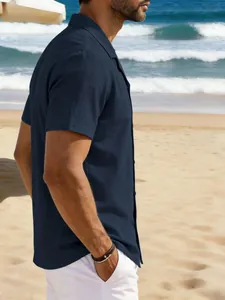 Vue détaillée d'une chemise décontractée en lin bleu marine pour hommes à la plage