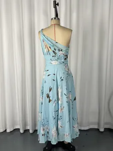 Détail du dos d'une élégante robe midi en mousseline à une épaule et imprimé floral bleu