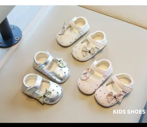 Vista detallada de zapatos Mary Jane para bebé niña en varios colores con lazos decorativos