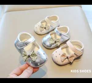 Detalle de zapatos calados para niñas con lazos de cuadros en varios colores