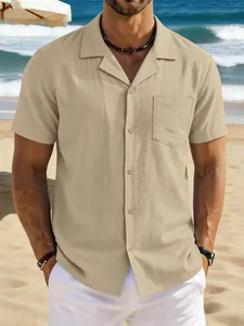 Modèle professionnel portant une chemise beige en coton et lin à manches courtes à la plage