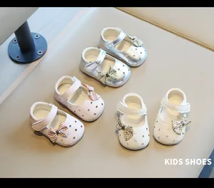 Detalle de zapatos de marcha Mary Jane para niñas en colores plata, rosa y blanco