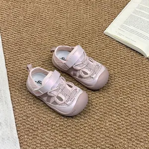 Vue détaillée de sandales en mesh rose pour enfants avec protection des orteils