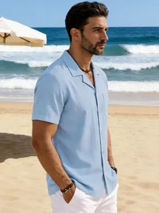 Détail d'une chemise à manches courtes en lin bleu clair pour homme avec col camp