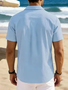 Vue détaillée montrant le dos d'une chemise décontractée en coton et lin bleu clair
