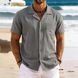 Vue détaillée d'une chemise décontractée en lin gris avec texture sur modèle
