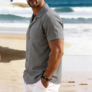 Gros plan d'une chemise en lin gris pour homme avec col cubain sur une plage d'été