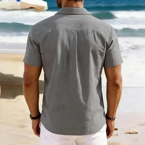 Vue arrière d'une chemise décontractée grise en lin et coton pour homme sur une plage