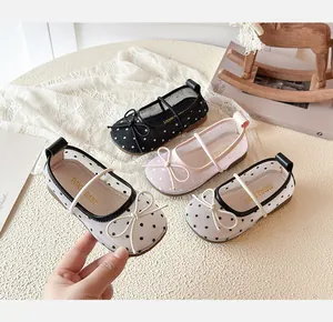 Vue détaillée de chaussures de princesse à pois pour enfants en trois couleurs