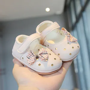 Lindos zapatos rosas para bebé niña con flores caladas y lazo de cuadros