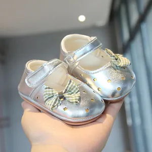 Zapatos de bebé plateados con suela blanda y lazo de cuadros para caminar