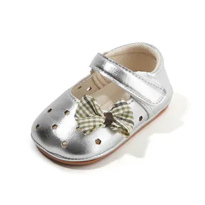 Zapatos de bebé niña plateados con lazo de cuadros y suela blanda antideslizante cómoda.