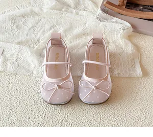 Vue de dessus de chaussures de princesse roses pour filles avec pois blancs et petit nœud.