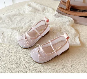 Vue détaillée de chaussures de princesse roses en maille pour filles avec pois
