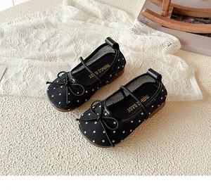 Chaussures de princesse en résille noire pour filles avec pois blancs et nœud doux.