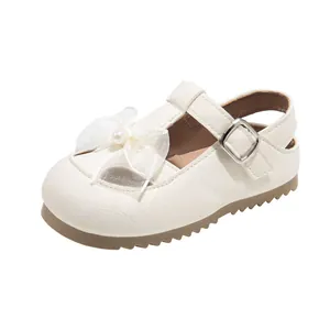 Elegant off-white children's sandals featuring a delicate bow detail and a pearl accent.