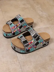 Gedetailleerd beeld van bohemian plateausandalen met gekleurde kralen en strass-steentjes