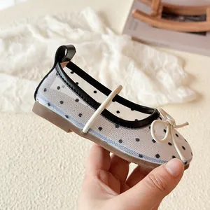Scarpa da principessa per bambina in mesh bianco traspirante con pois neri e fiocco