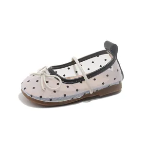 Scarpe da principessa in mesh a pois per bambine con suola morbida e fiocco.