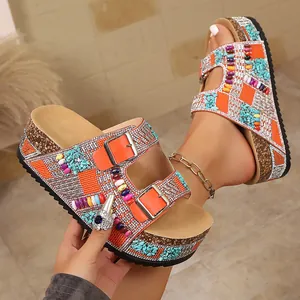 Boheemse dames slippers met platform, kleurrijke kralen, turquoise en glanzende stras.