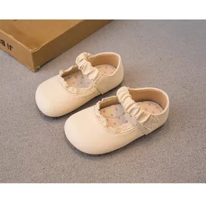 Vue détaillée des chaussures de princesse crème pour filles avec bordure en dentelle