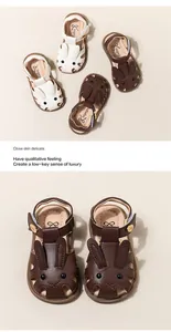 Vista detallada superior de sandalias de conejo para niña con suelas blandas y diseño