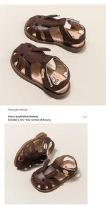 Detalle de las sandalias marrones para niñas con orejas de conejo y una cómoda suela blanda