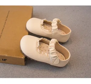 Vue détaillée de chaussures princesse beiges pour filles avec dentelle et bride