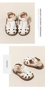 Primer plano de sandalias romanas blancas para niña con un adorable diseño de conejo.