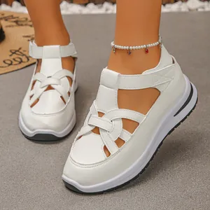 Nahaufnahme der weißen Plateau-Sandalen mit Klettverschluss und sportlichem Lochmuster
