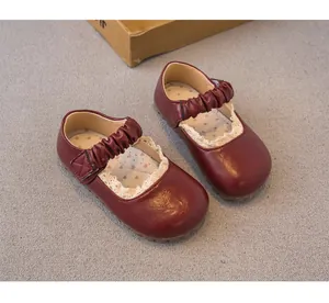 Vue détaillée de chaussures Mary Jane bordeaux pour fille avec dentelle et brides