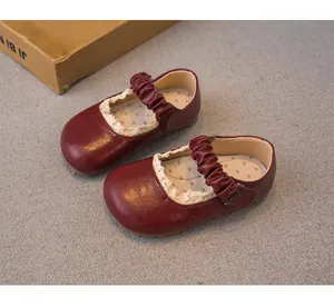 Détail de chaussures de princesse bordeaux pour filles avec dentelle et bride plissée