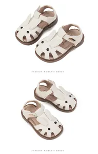 Primer plano de sandalias blancas para niñas con orejas de conejo y suela blanda marrón