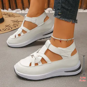 Detailansicht weißer Keilsandalen mit Aussparungen und 6,6 cm Plateauabsatzhöhe