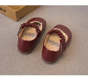 Détail montrant les chaussures de princesse en cuir bordeaux pour filles avec dentelle