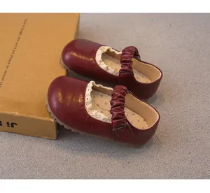 Vue détaillée des chaussures Mary Jane en cuir bordeaux pour fillettes avec bordure en dentelle.
