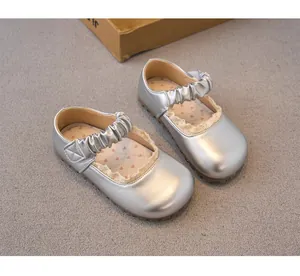 Gros plan de la finition argentée métallisée et de la bride froncée des chaussures